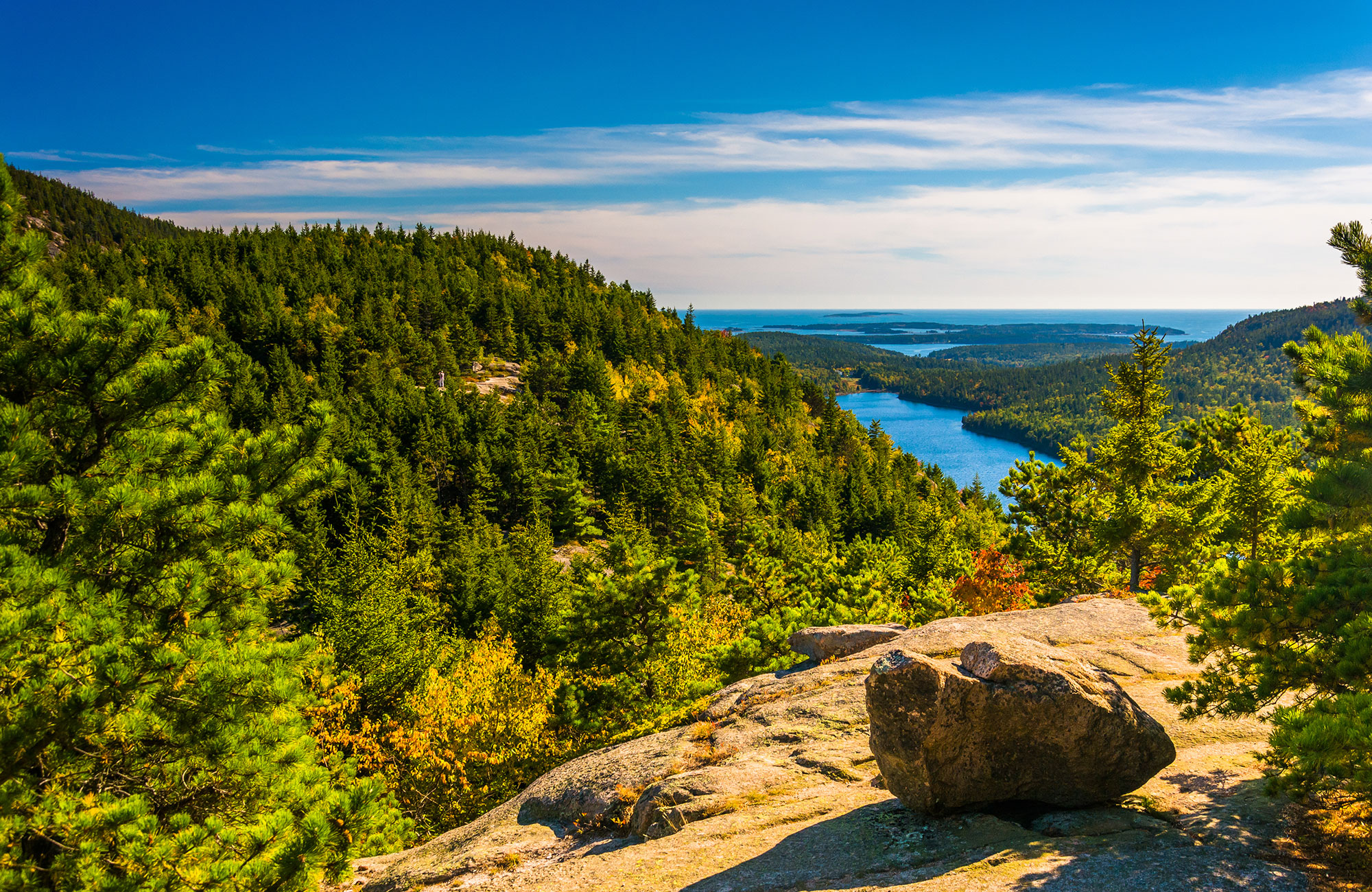 Maak een camperreis met de Standard C-25 camper en geniet van dit uitzicht over Acadia National Park in Maine | Camperhuur Amerika | KILROY