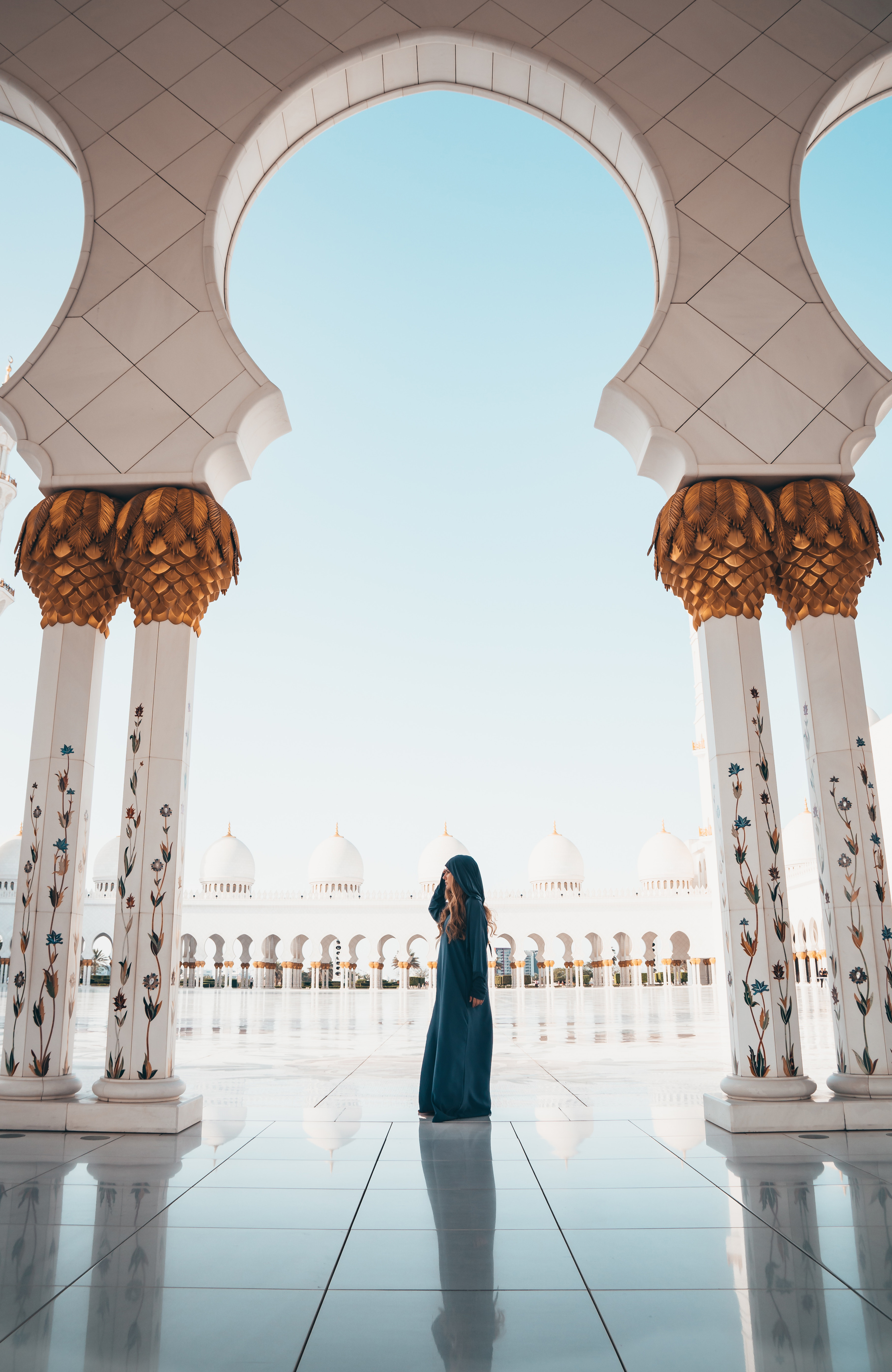 Vrouw bij moskee in Abu Dhabi | Reizen naar KILROY