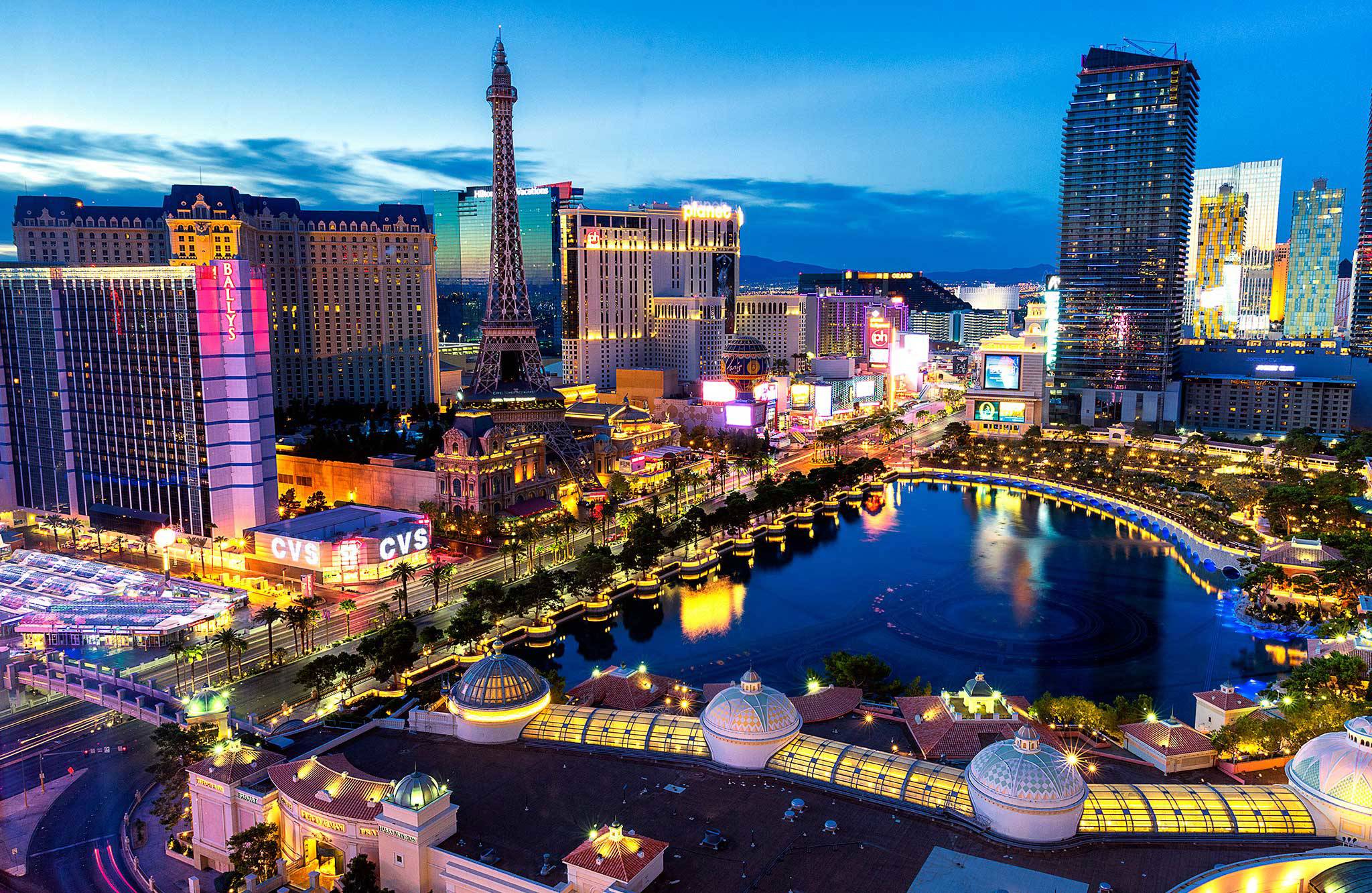 Uitzicht over de stad Las Vegas in het donker | KILROY