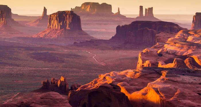 Monument Valley ligt op de grens tussen Arizona en Utah | Roadtrip Amerika door Arizona, Utah & Nevada | KILROY