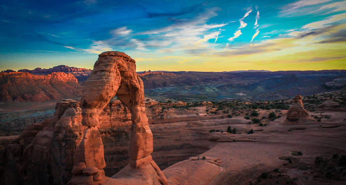 Arch in Arches National Park bij zonsondergang | Roadtrip Amerika door Arizona, Utah & Nevada | KILROY