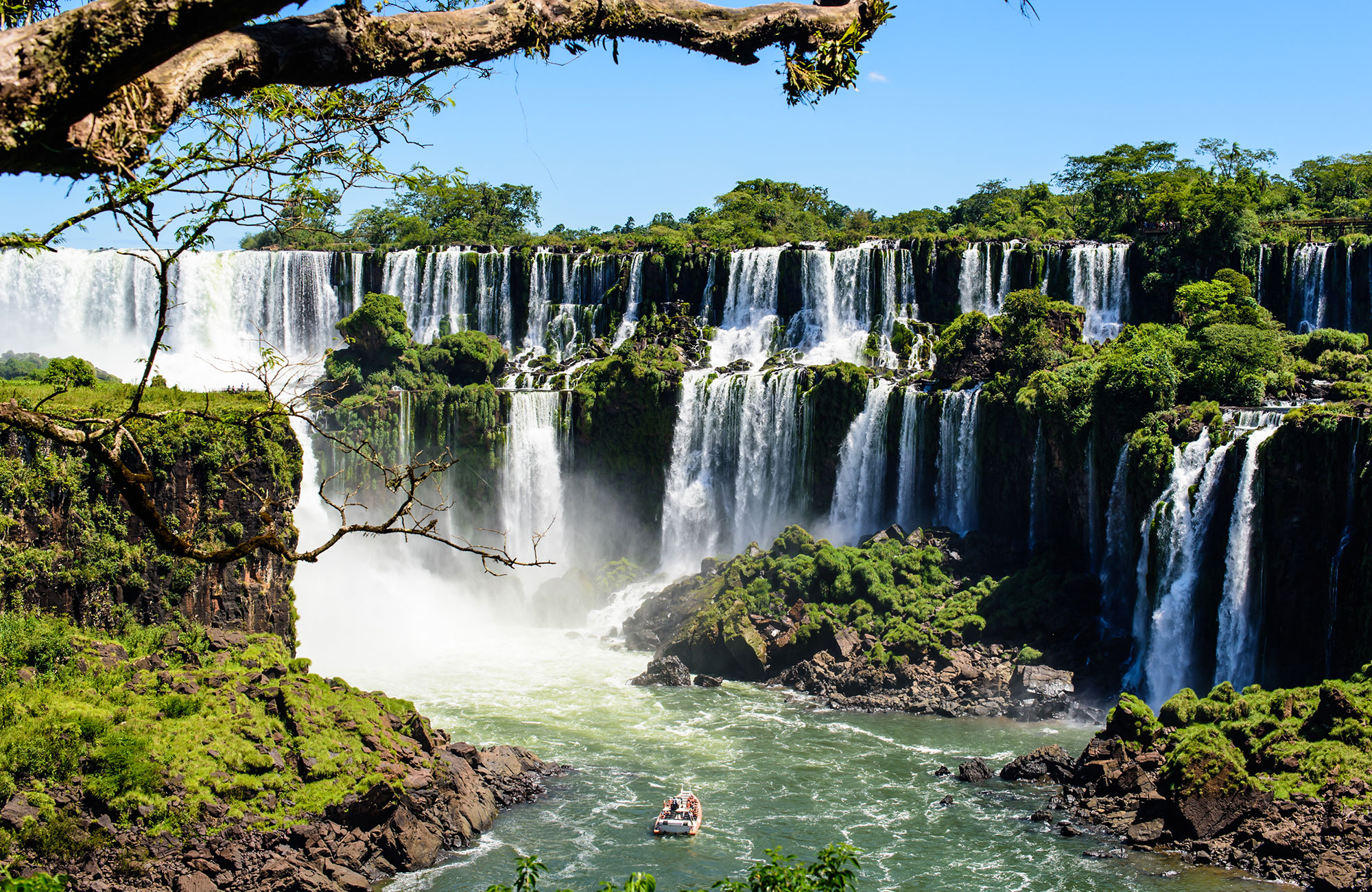 iguazu-falls-argentina-boat-in-the-mist