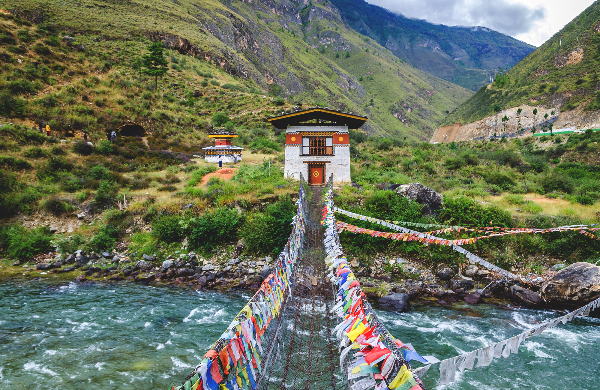 bhutan-tamchog-lhakhang-monastery-paro-river-bridge
