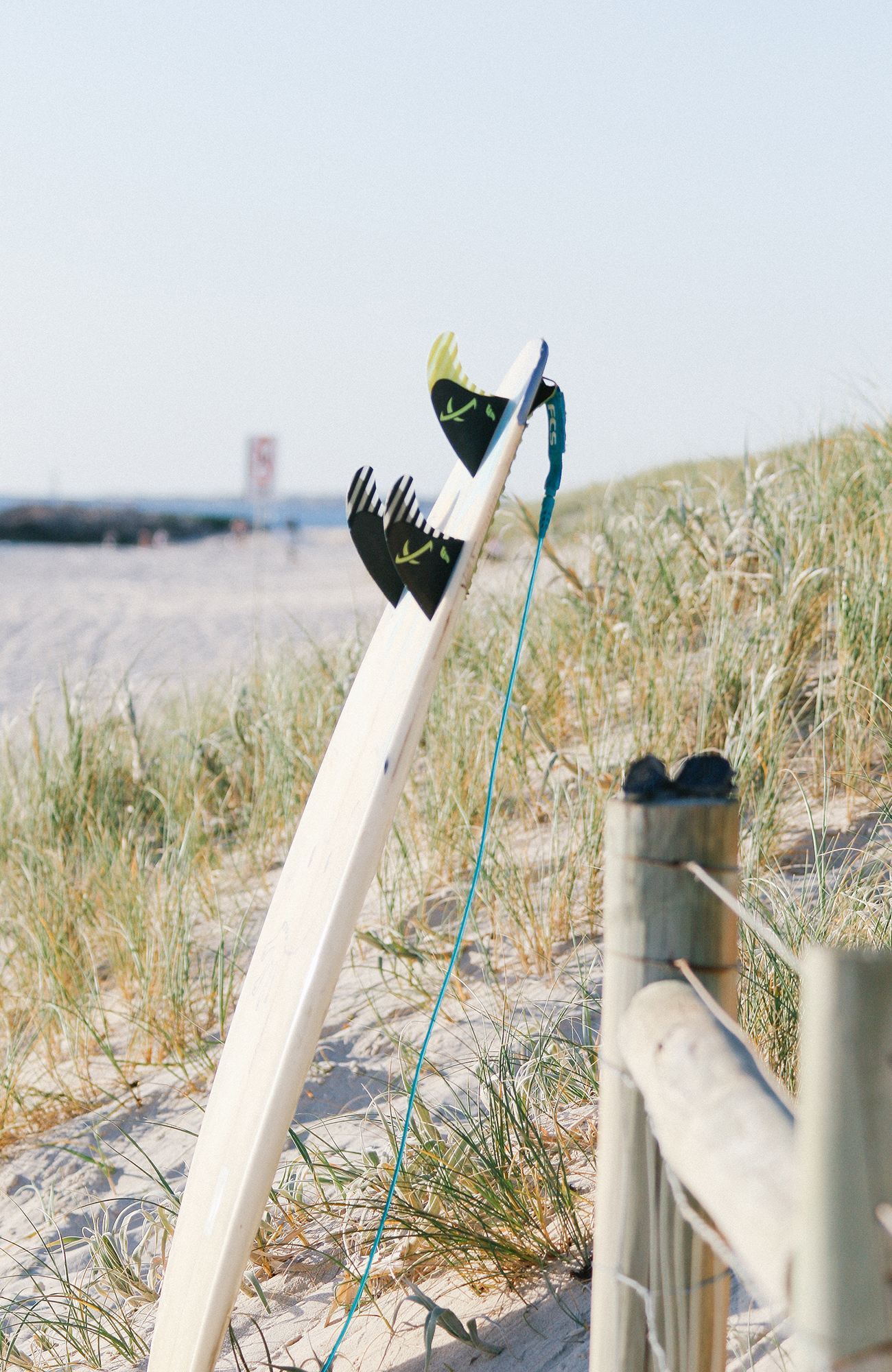 Surfplank in het zand op het strand bij Perth | KILROY