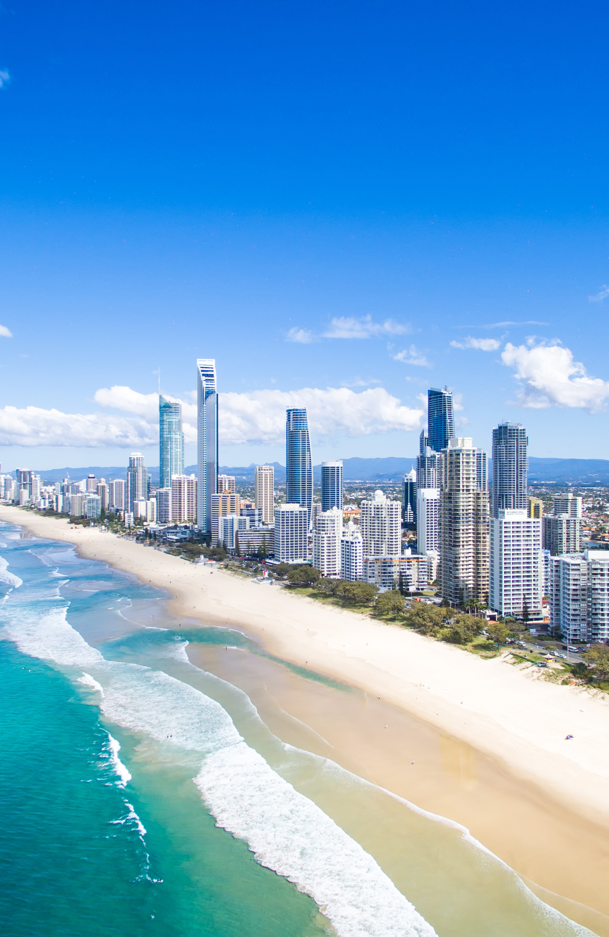 Luchtfoto van de kustlijn van Surfers Paradise | KILROY