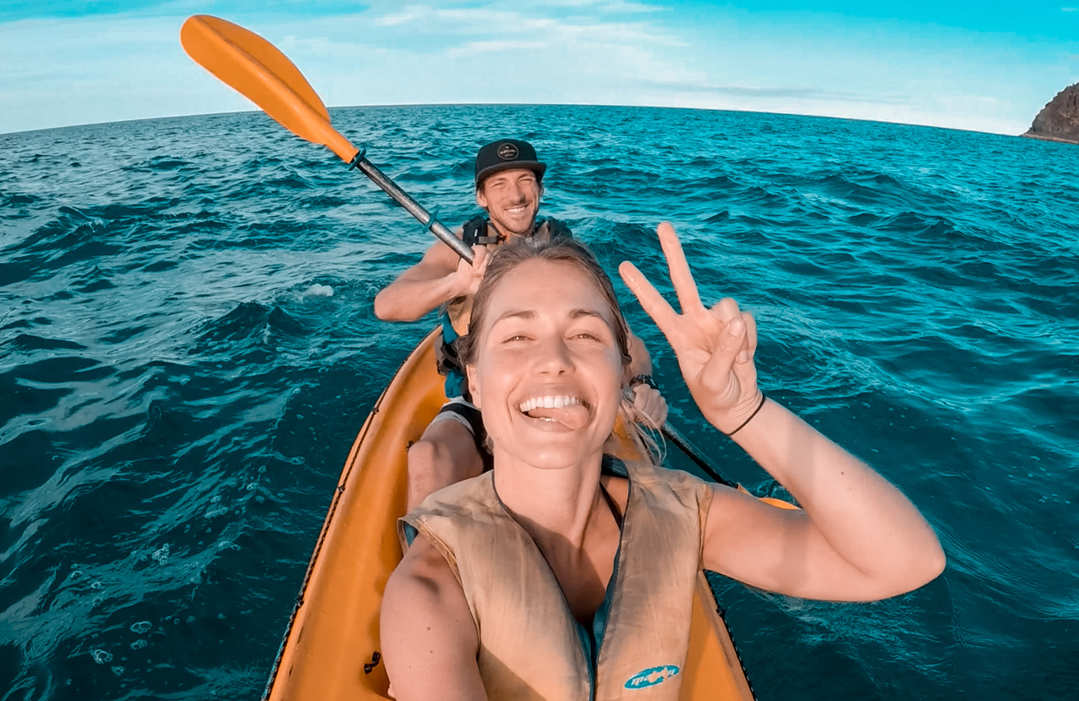 australia-couple-kayaking-selfie