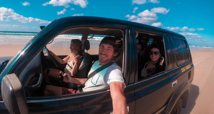 Selfie in een 4x4 auto op Fraser eiland inAustralië | KILROY