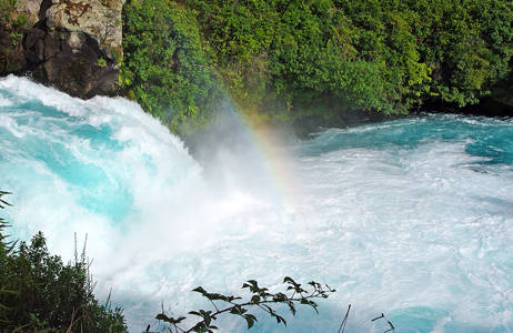 Wat een magisch plaatje met de regenboog over de Huka Falls in Taupo, Nieuw-Zeeland | KILROY