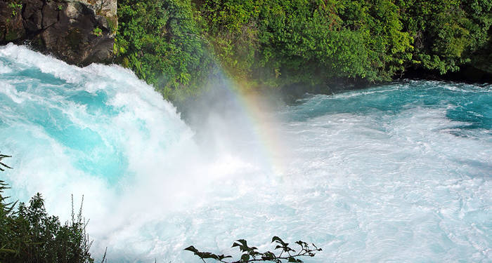 Een magisch plaatje met de regenboos over Huka falls in Nieuw-Zeeland | KILROY