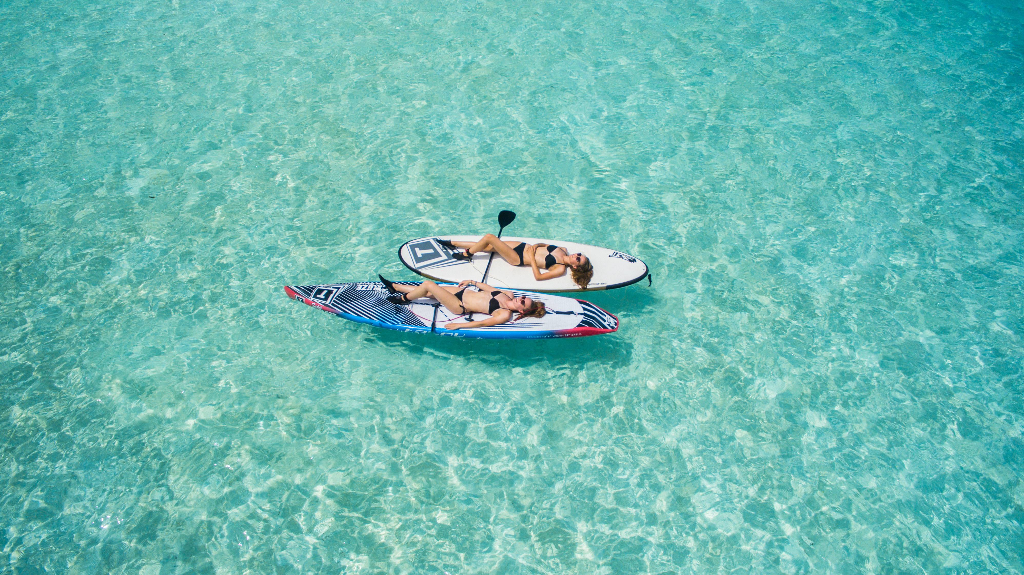 Reizigers op surfplanken in de Malediven | Beste reistijd januari | Beste bestemmingen januari | Reiskalender | KILROY