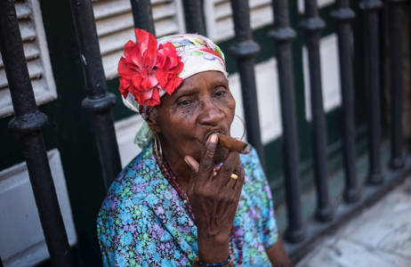 Vrouw rookt sigaar in Cuba | Beste reistijd februari | Beste bestemmingen februari | Reiskalender | KILROY