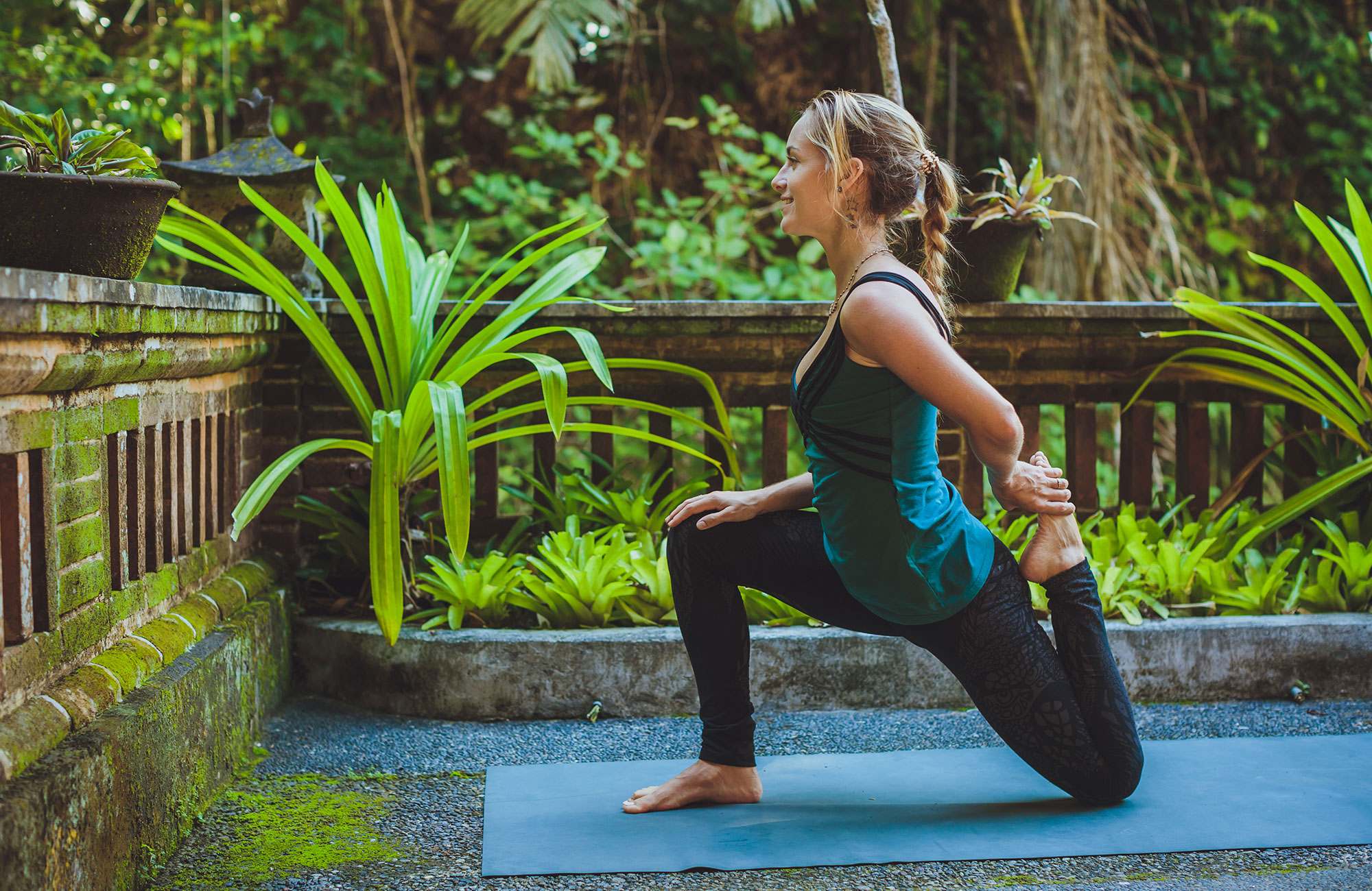yoga-indonesia-woman-in-garden