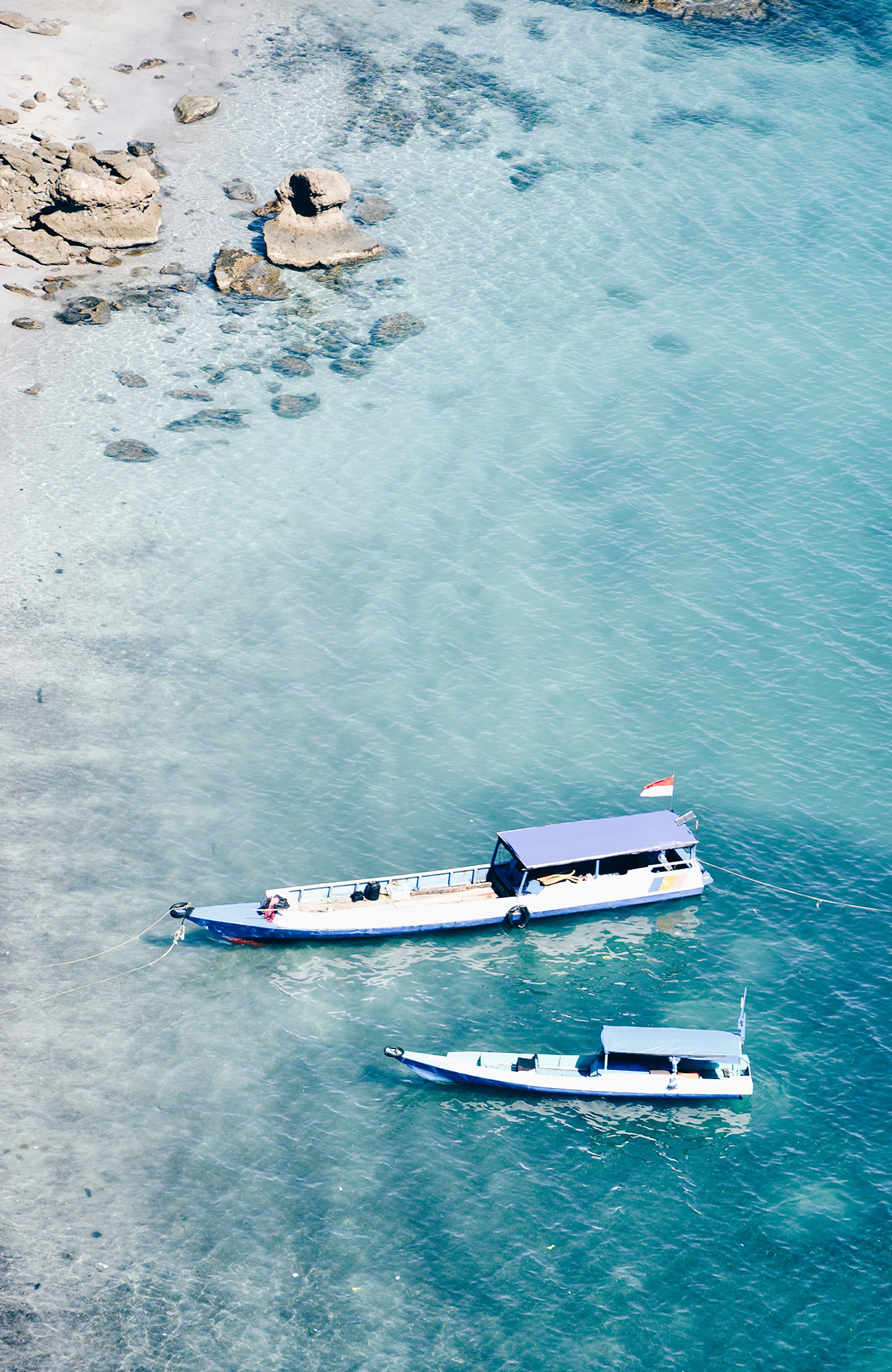 komodo-indonesia-boats-at-shore-sidebar