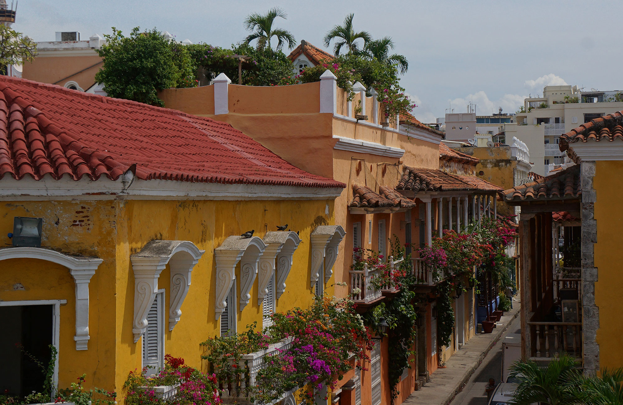 colombia-cartagena-sunny-colorful-street-view