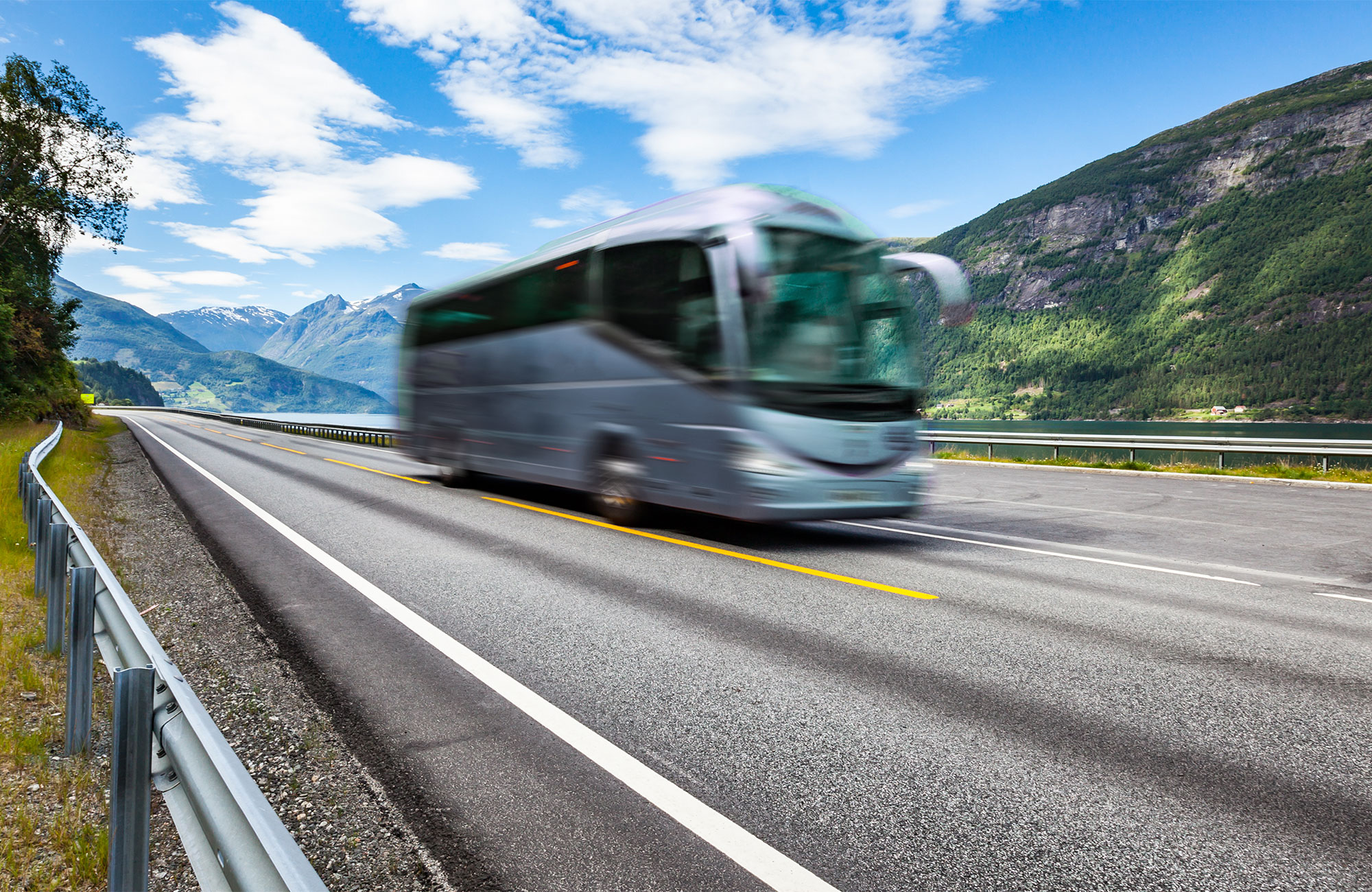Bus rijdt over de snelweg | Busreizen en buspassen in Nieuw-Zeeland | KILROY