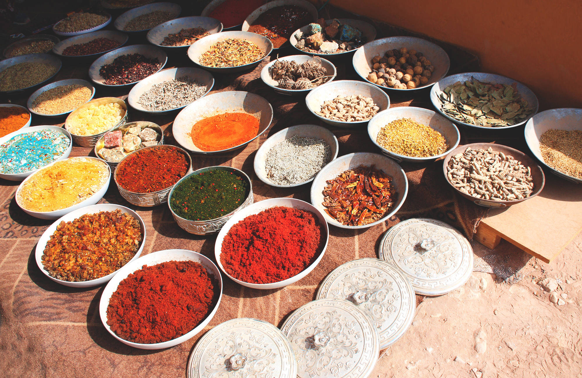 Specerijen op de markt in Petra, Jordanië | Beste reistijd oktober | Beste bestemmingen oktober | Reiskalender | KILROY