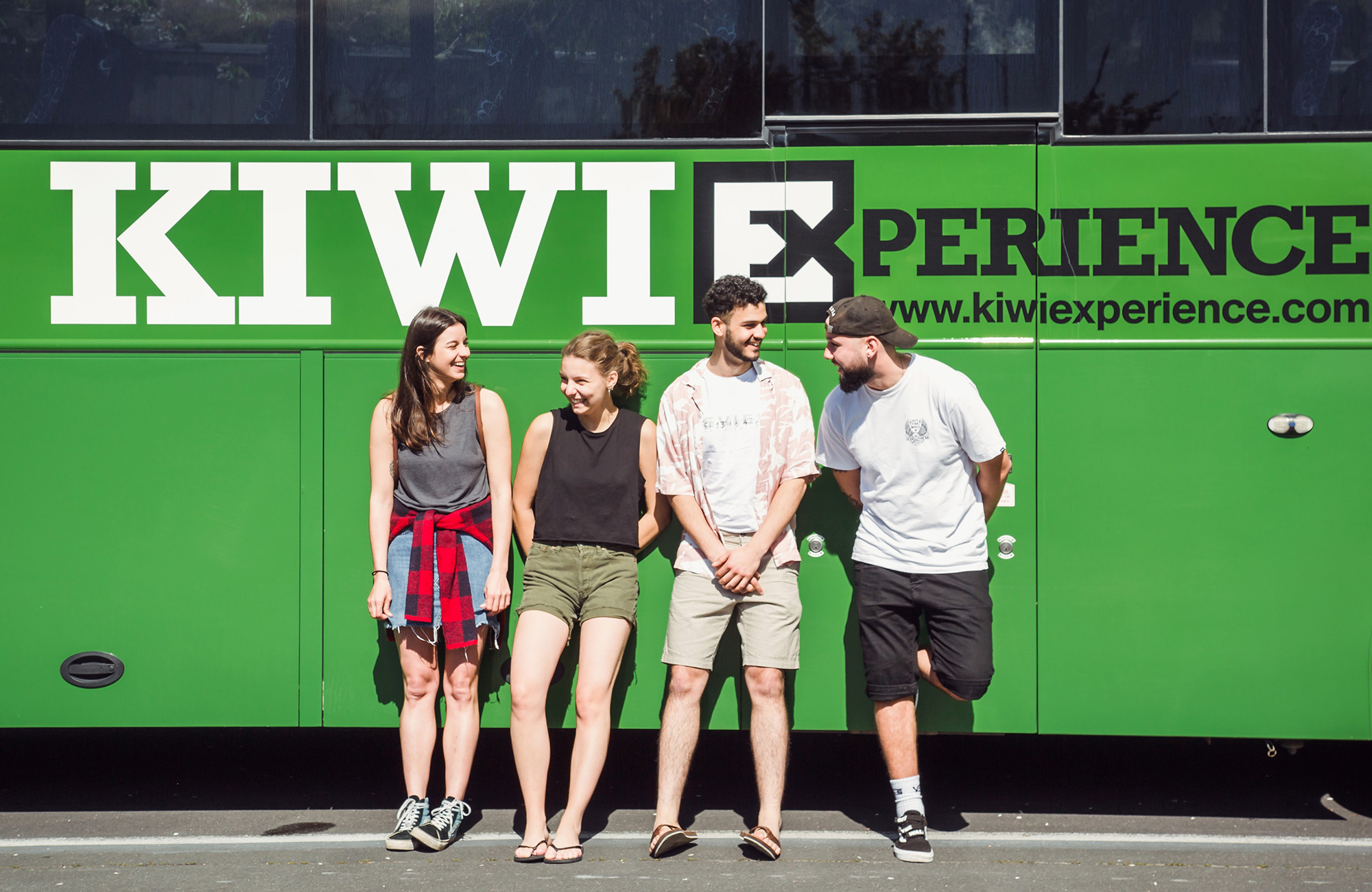 Reizigers voor de bus | Reis met de bus door Nieuw-Zeeland met KIWI Experience | KILROY