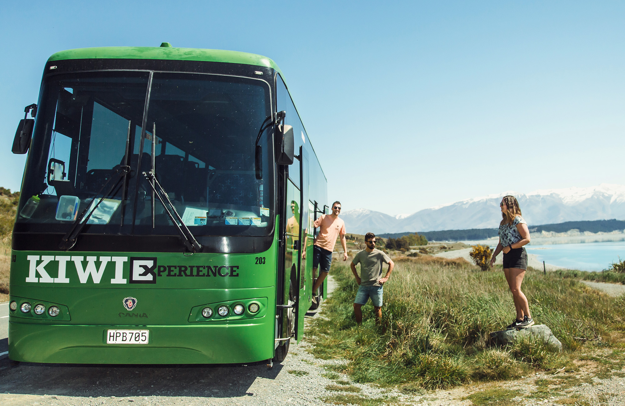 Bus geparkeerd bij het strand | Reis met de bus door Nieuw-Zeeland met KIWI Experience | KILROY