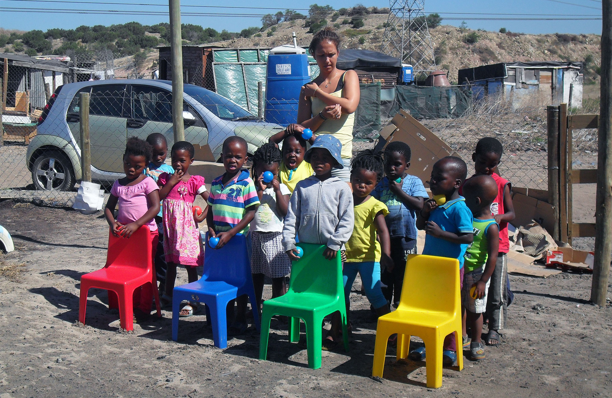 En skolklass med småbarn på skolan volontärprojektet Sunshine Educare arrangerar.