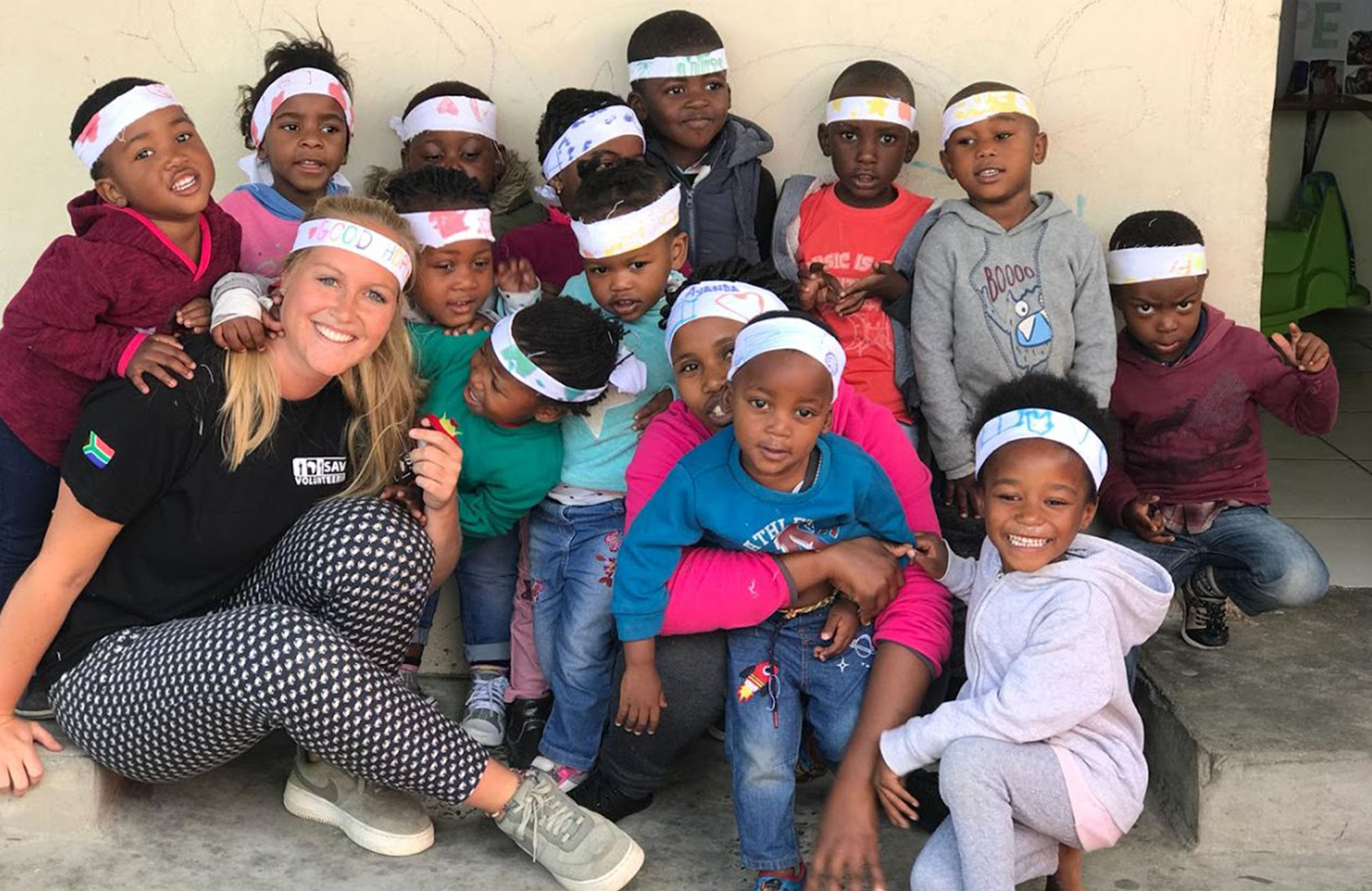 Een vrouw die via Sunshine Educare vrijwilligerswerk doet op een school | KILROY