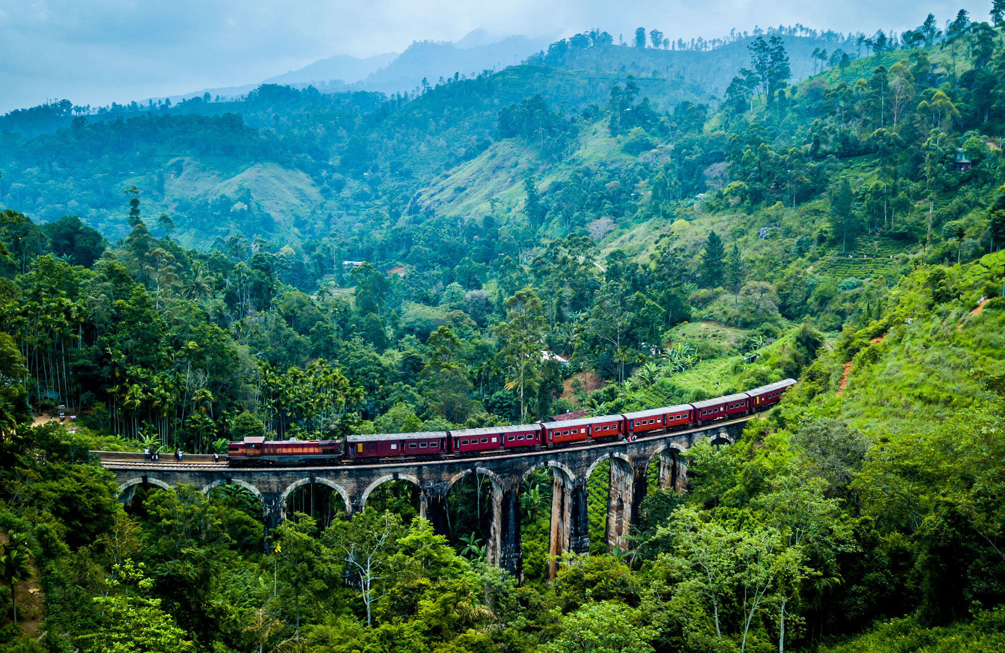Trein rijdt over Nine Arches Bridge in Sri Lanka | Treinreizen in Azië | KILROY