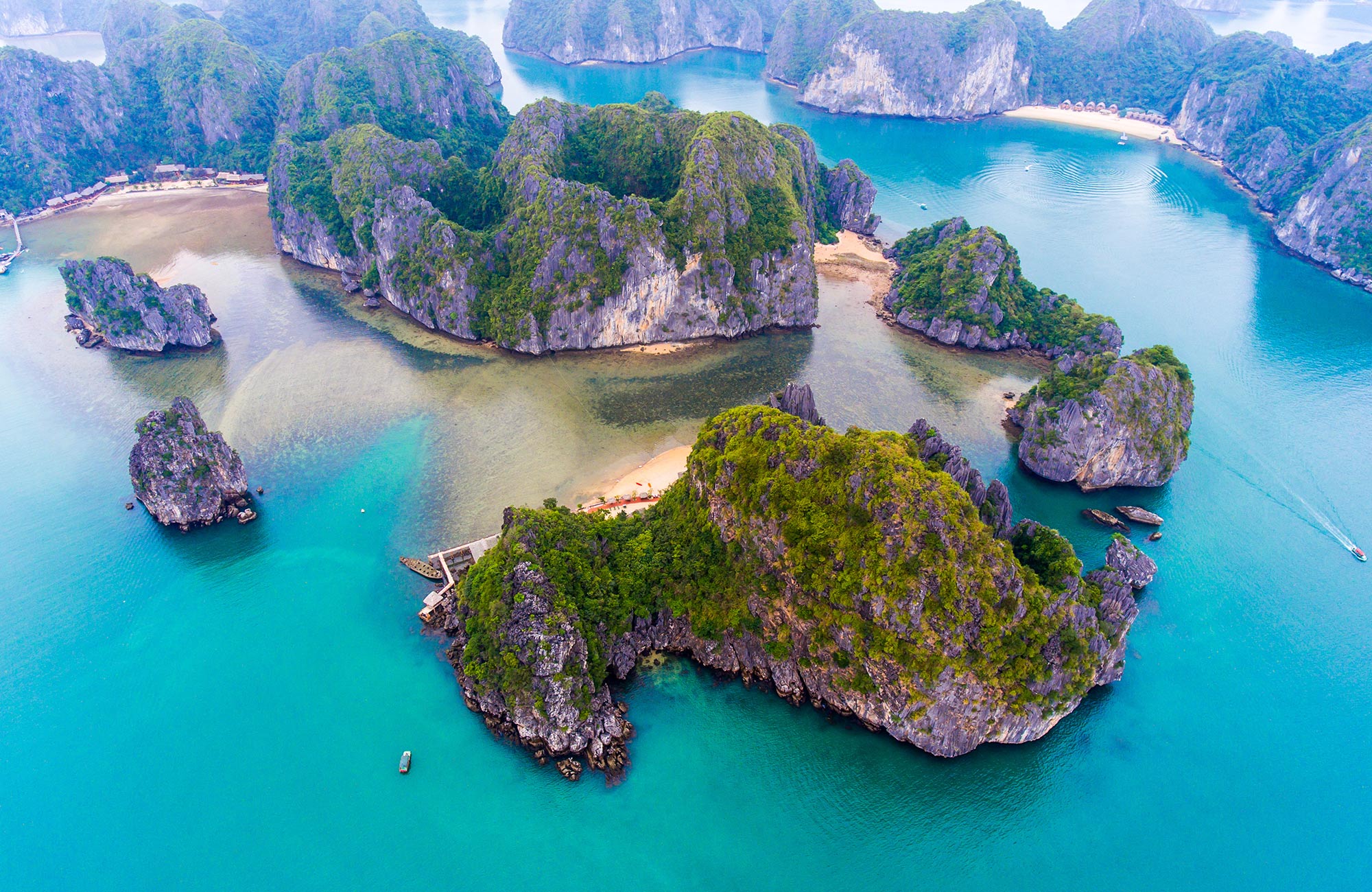 Luchtfoto Ha Long Bay | Backpacken Zuidoost-Azië | KILROY