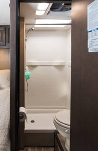 Toilet in de Standard C-25 camper | Camperhuur Canada | KILROY