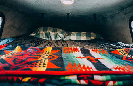 Bed in de vide van de Kuga camper | Camperhuur Amerika | KILROY