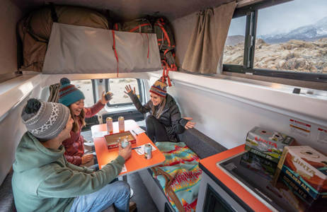 Reizigers spelen een spelletje in de Kuga camper | Camperhuur Amerika | KILROY