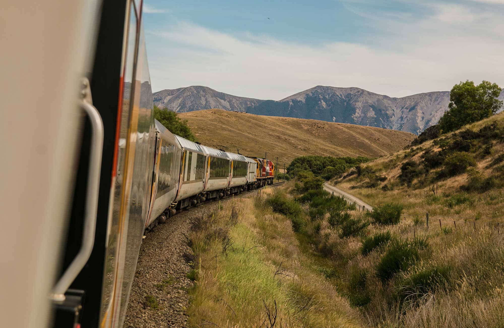 trein rijdt door de bergen | Interrailen met KILROY