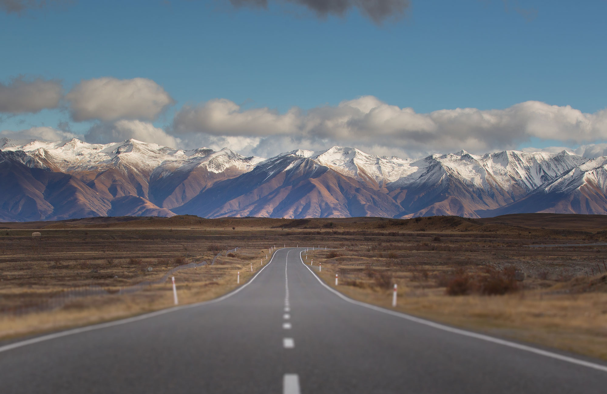 Weg door uitgestrekt landschap in Nieuw-Zeeland | Camperhuur Nieuw-Zeeland | KILROY