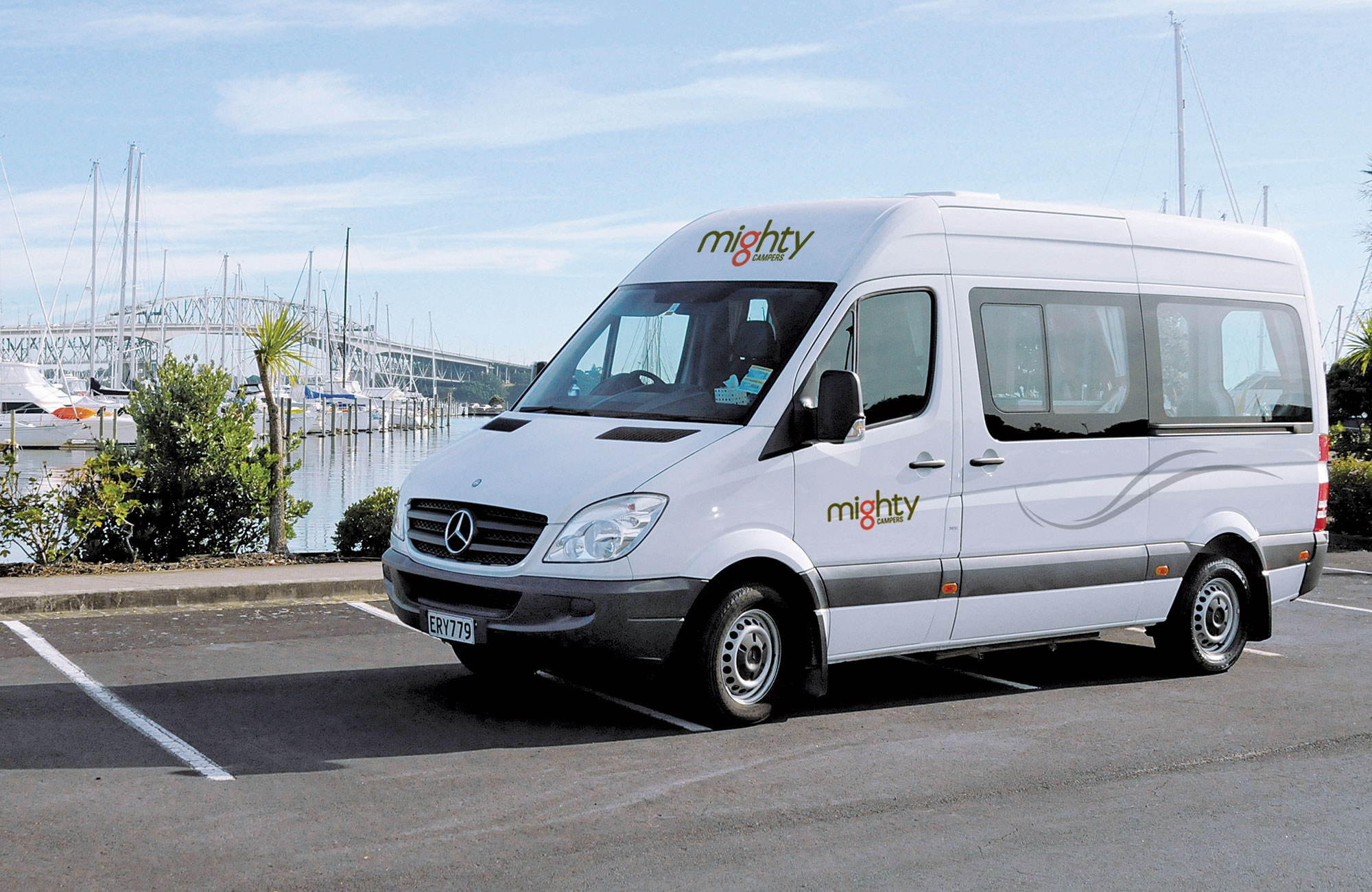 Deuce camper op parkeerplaats in de haven | Camperhuur Nieuw-Zeeland | KILROY