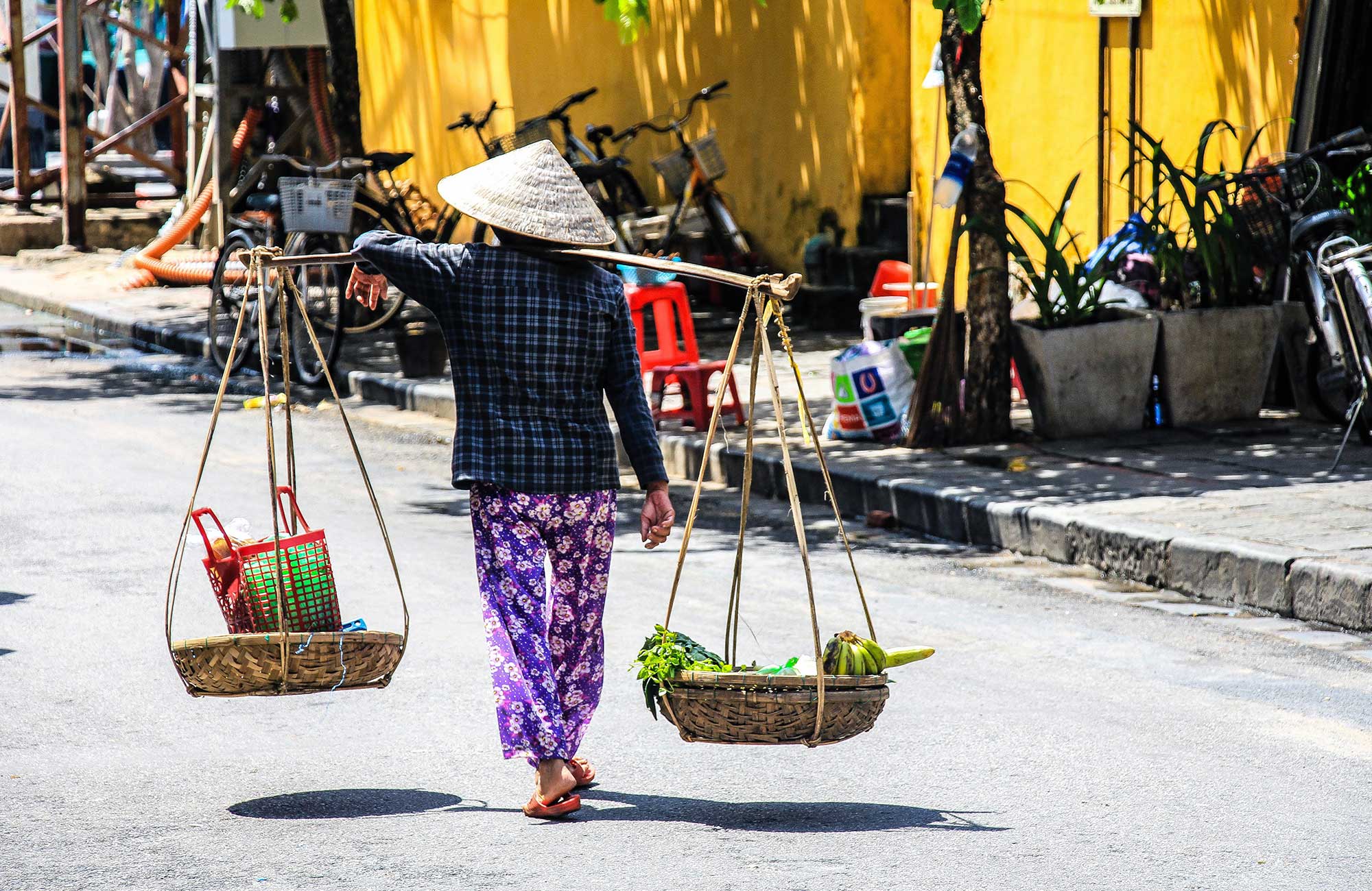 Vrouw met boodschappen op straat | Backpacken Zuidoost-Azië | KILROY