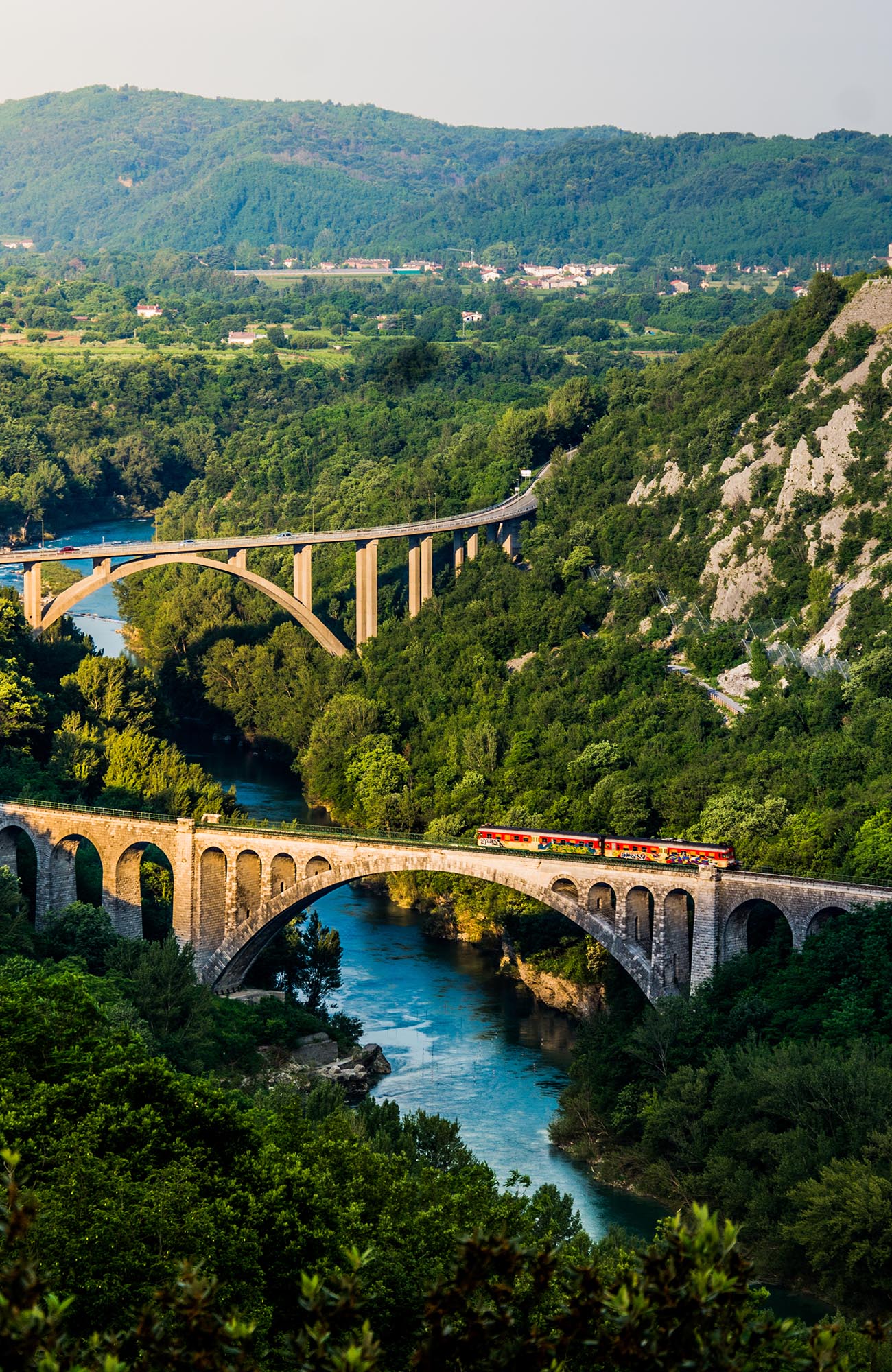 Trein rijdt over brug in Slovenië | Trein Europa | KILROY
