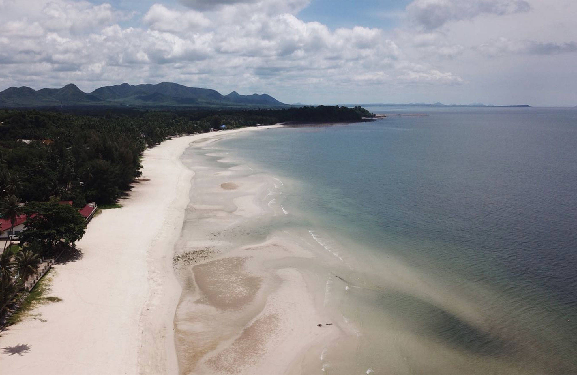 Luchtfoto van strand in Thailand | 5 tips voor reizen in Thailand | KILROY