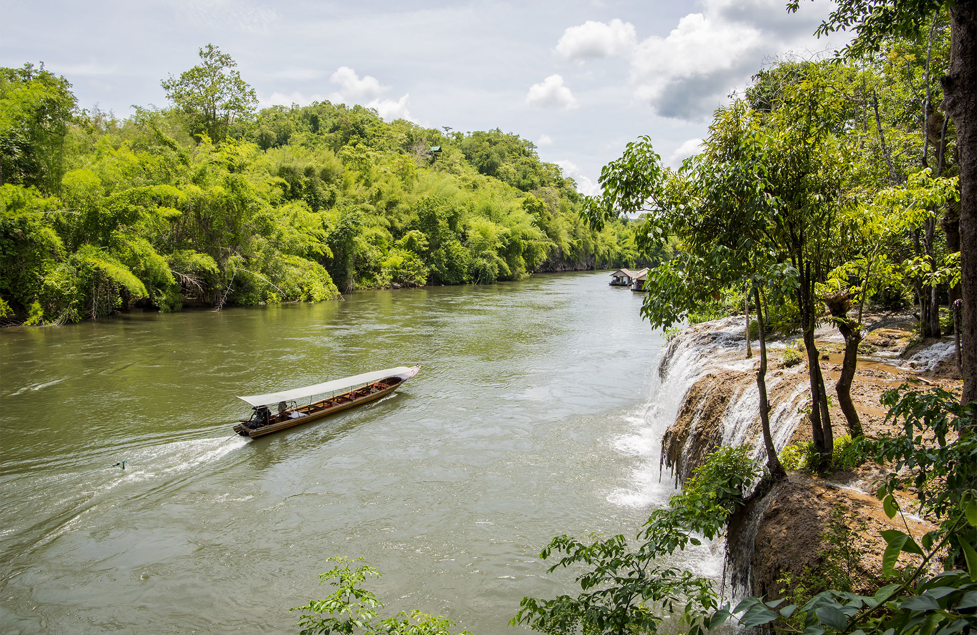 Boot op rivier in Sai Yok National Park | 5 tips voor reizen in Thailand | KILROY