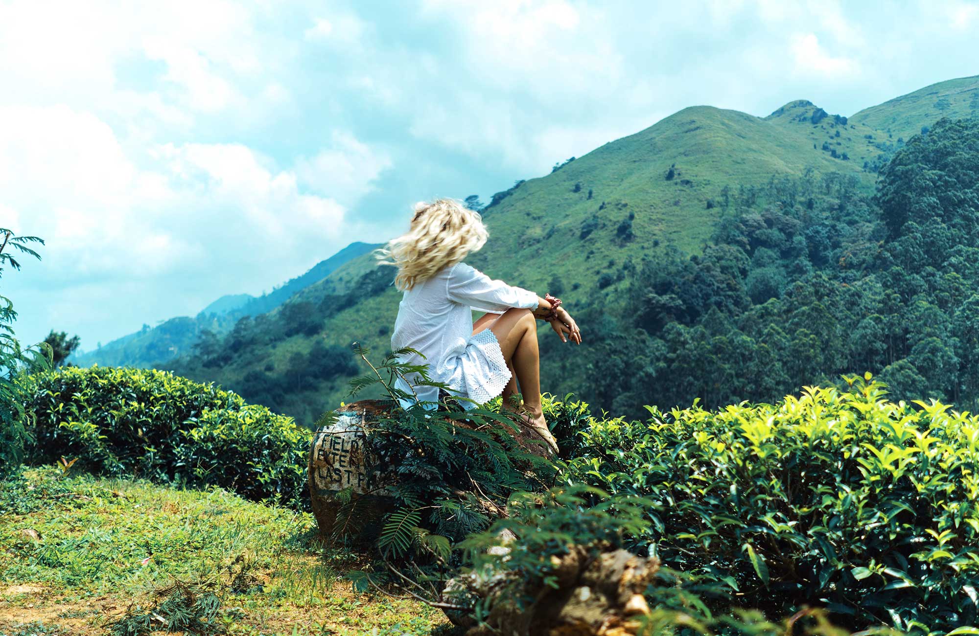 meisje, zittend op een rots in de jungle van Sri Lanka