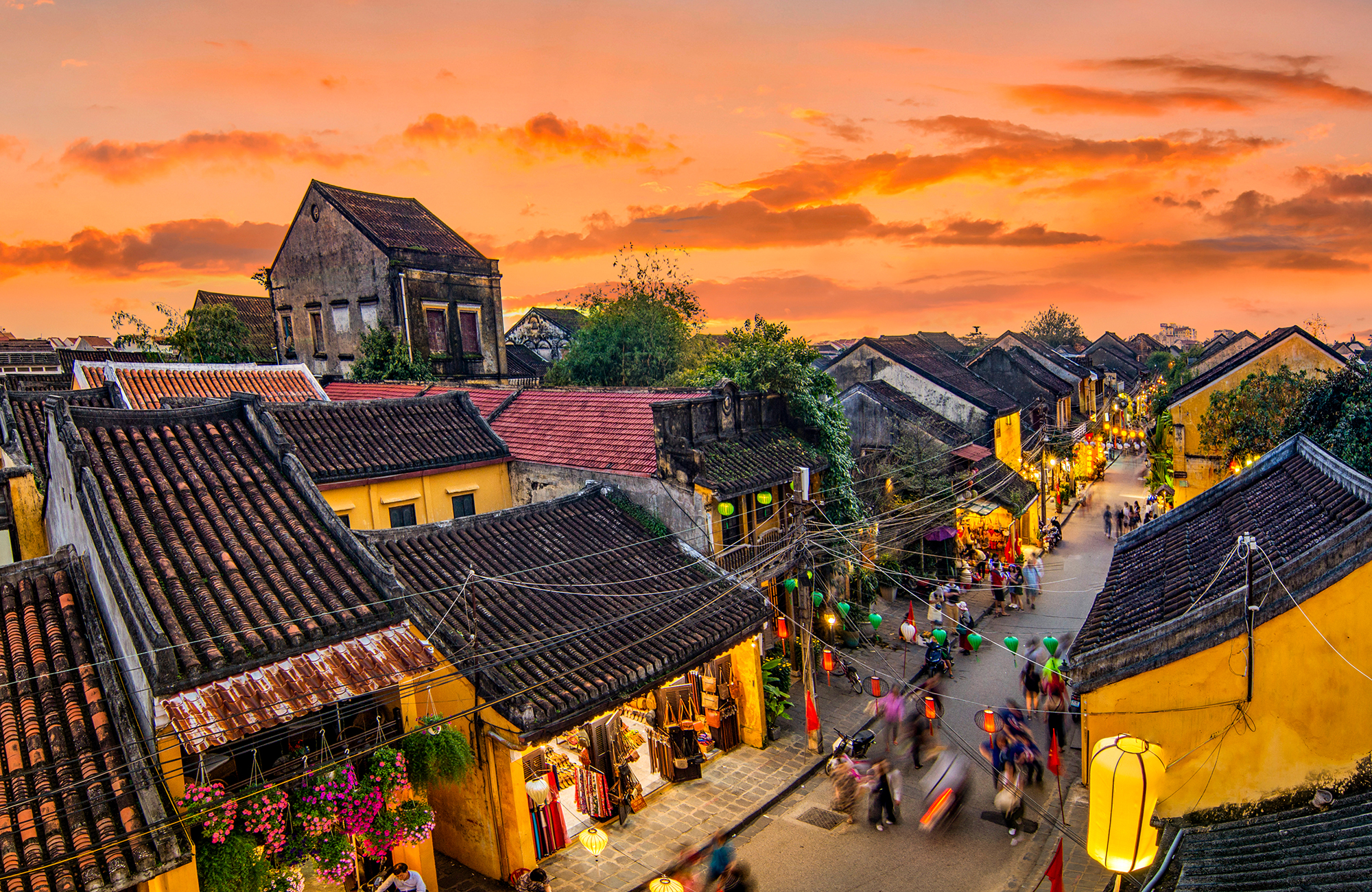 Straat in Hoi An met oude huizen en zonsondergang