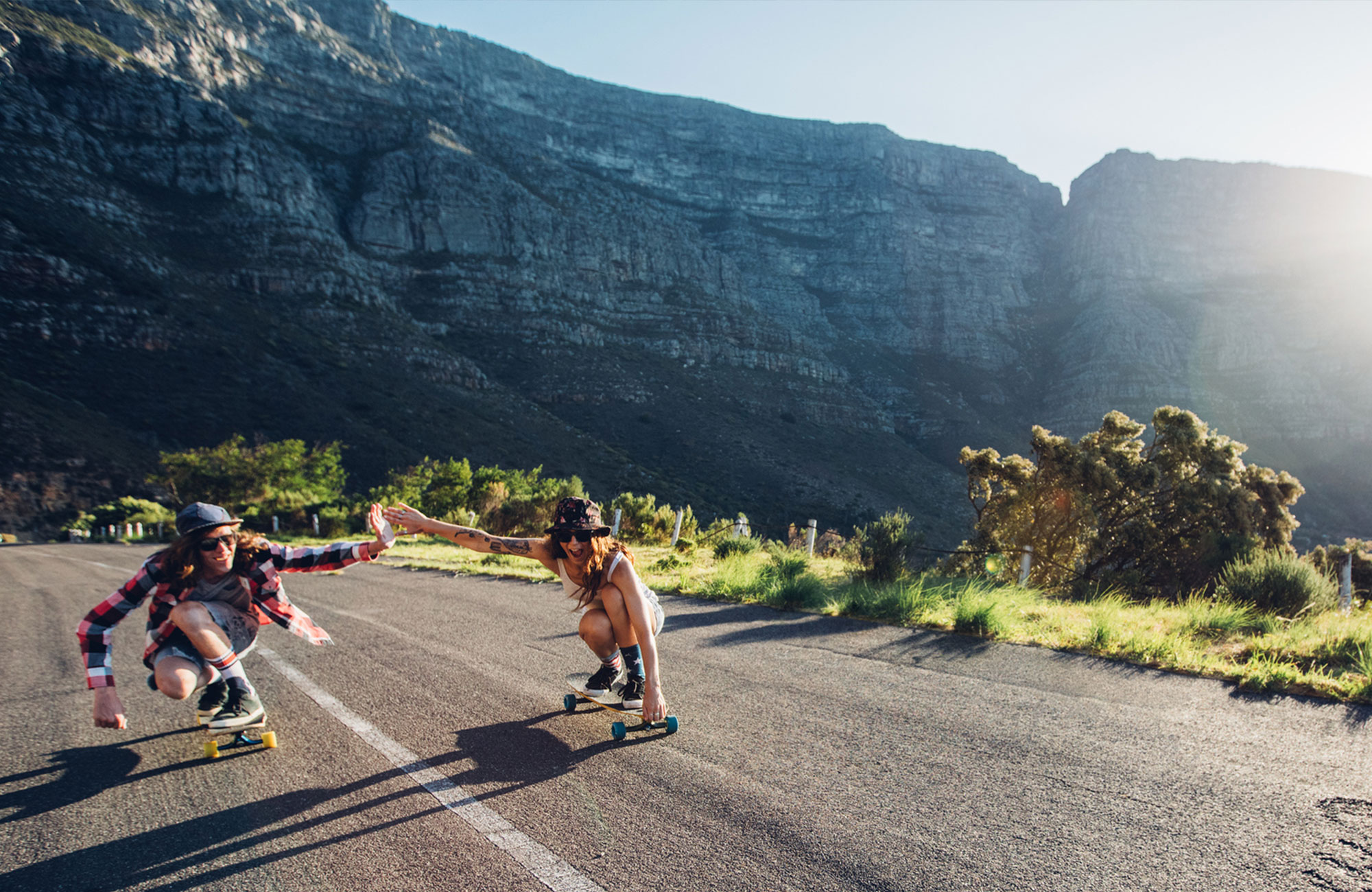jongen en meisje op skateboard