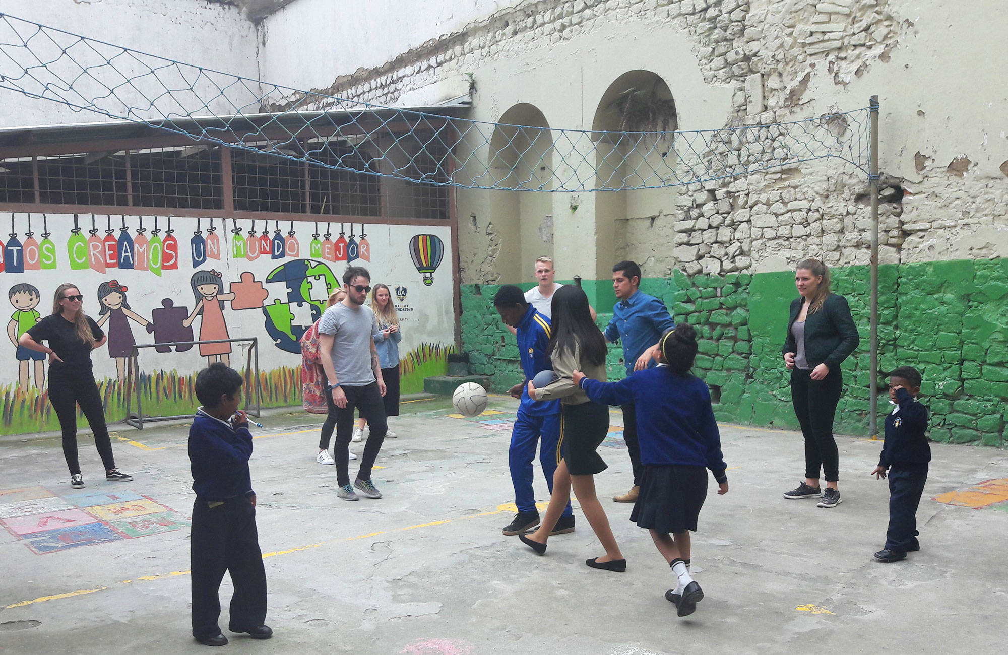 kinderen en vrijwilligers voetballen | 3 (vrijwilligers)projecten in kleurrijk Ecuador | KILROY