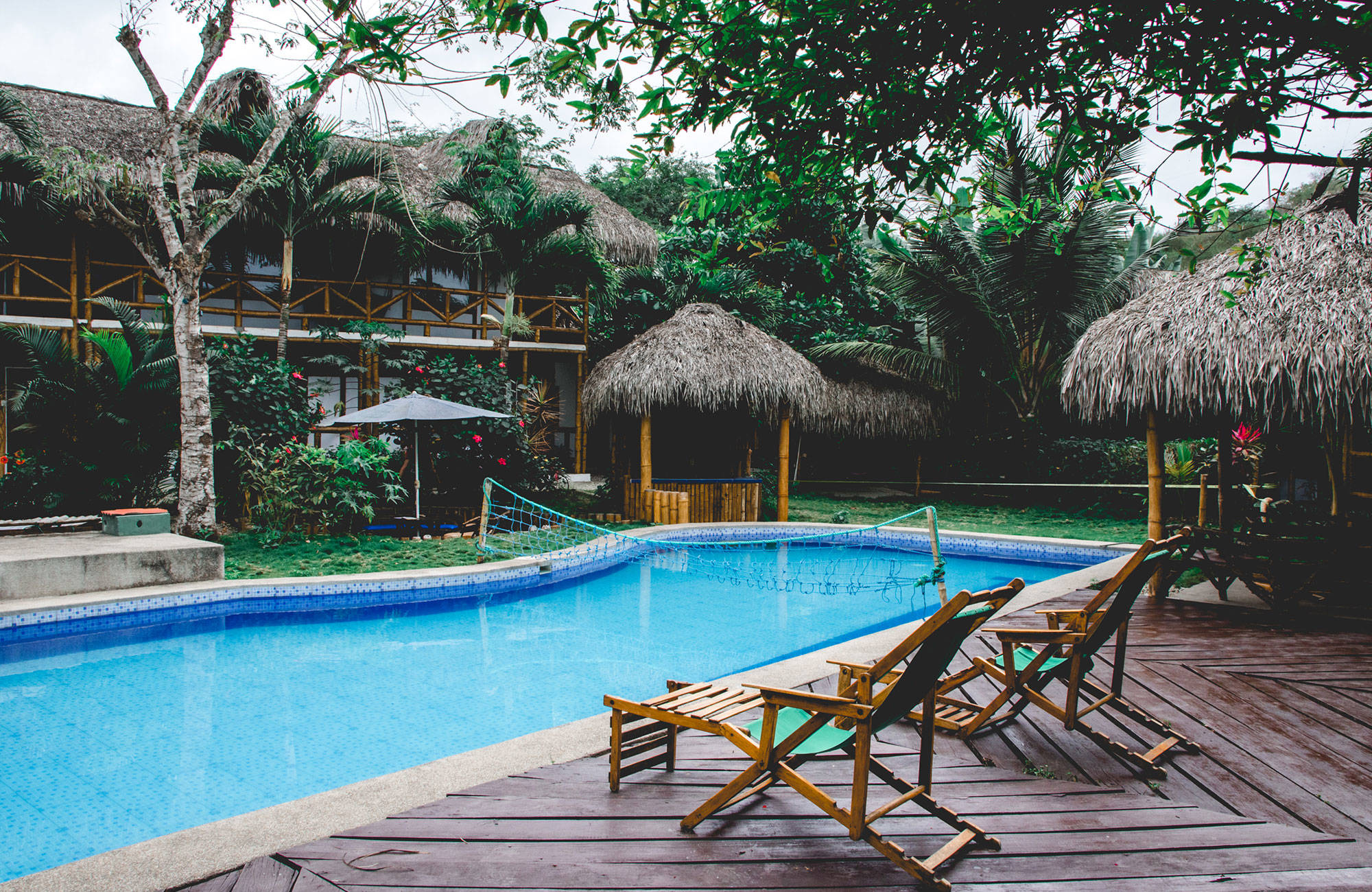 zwembad bij accommodatie in montanita | 3 (vrijwilligers)projecten in kleurrijk Ecuador | KILROY