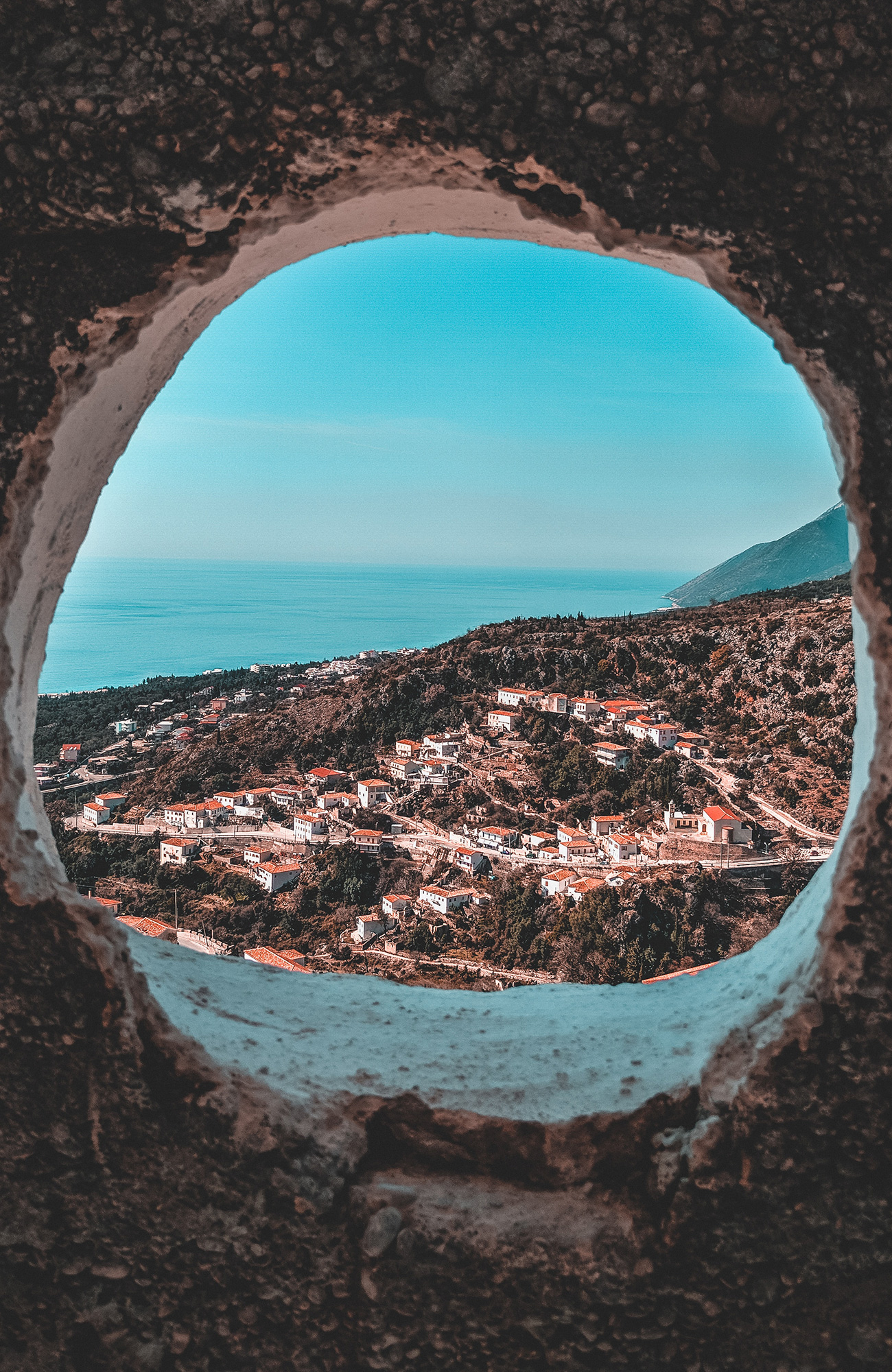 Uitzicht op kuststadje in Albanië | Rondreis Albanië | KILROY