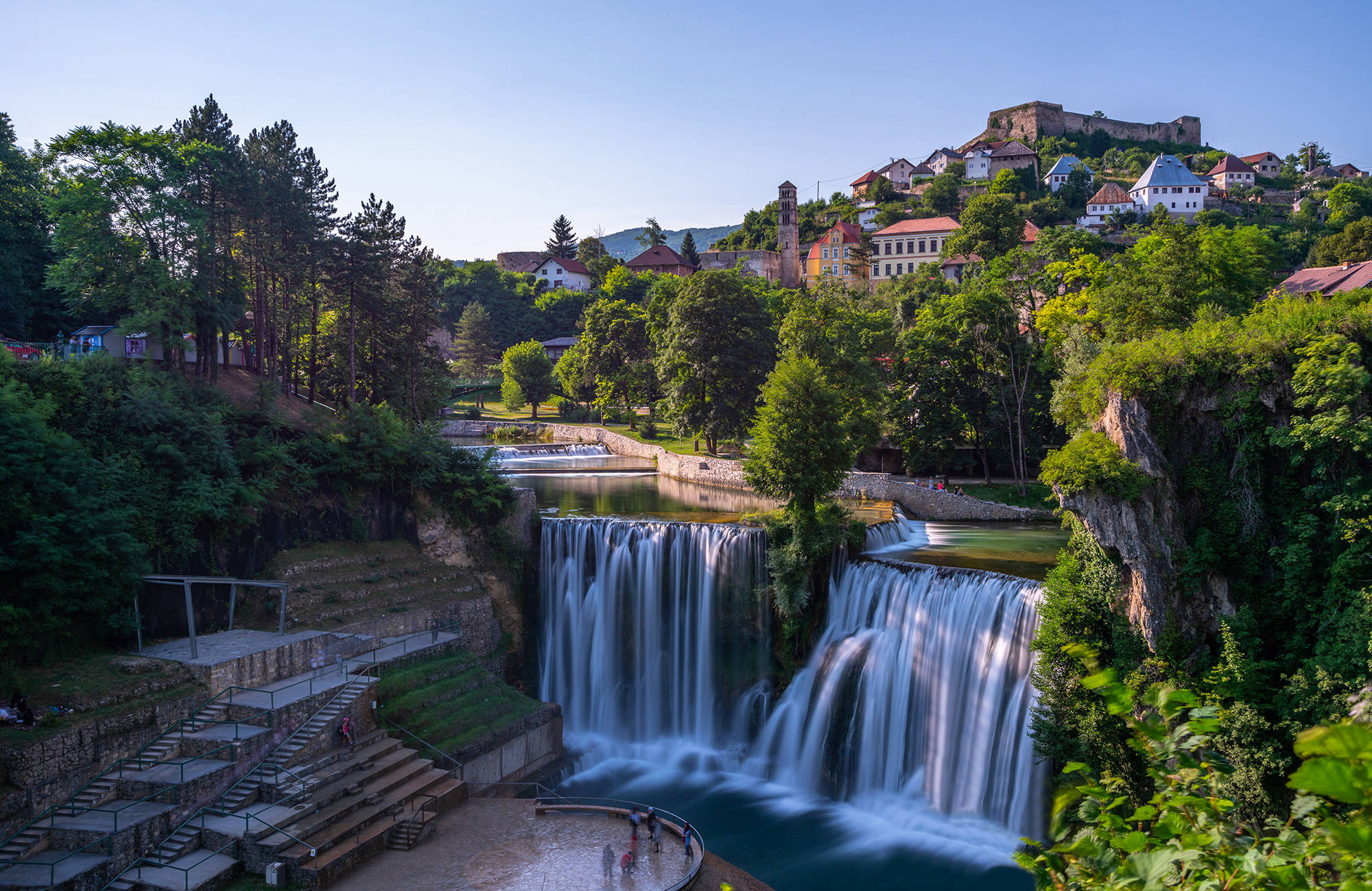 Watervallen in Jajce met de stad op de achtergrond | Reizen naar Bosnië en Herzegovina | KILROY