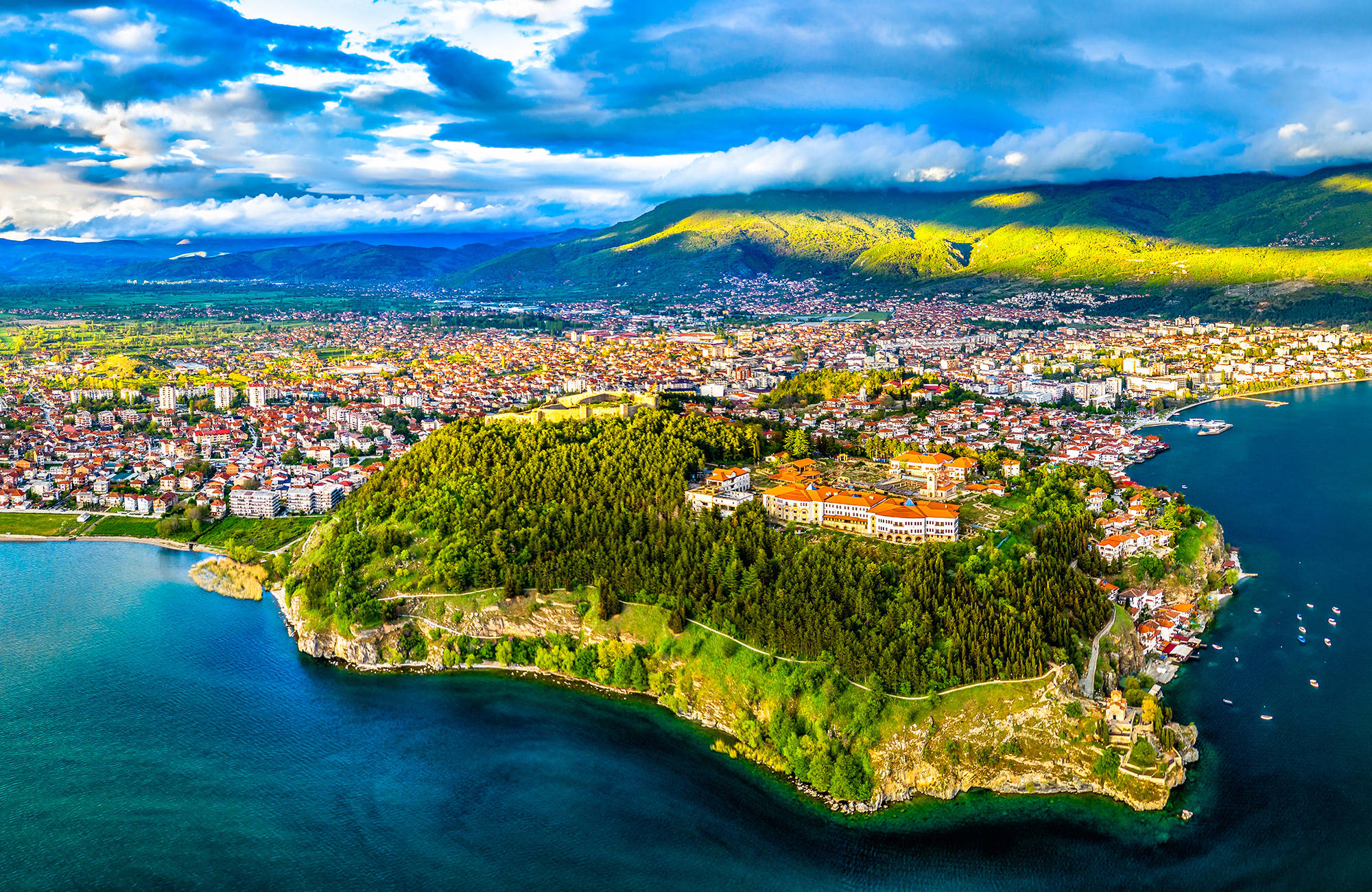 Uitzicht op de kustlijn met Samuels fort in Plaosnik | Reizen naar Noord-Macedonië | KILROY
