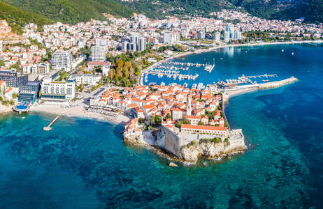Luchtfoto van de kustlijn van Budva | Reizen naar Montenegro | KILROY