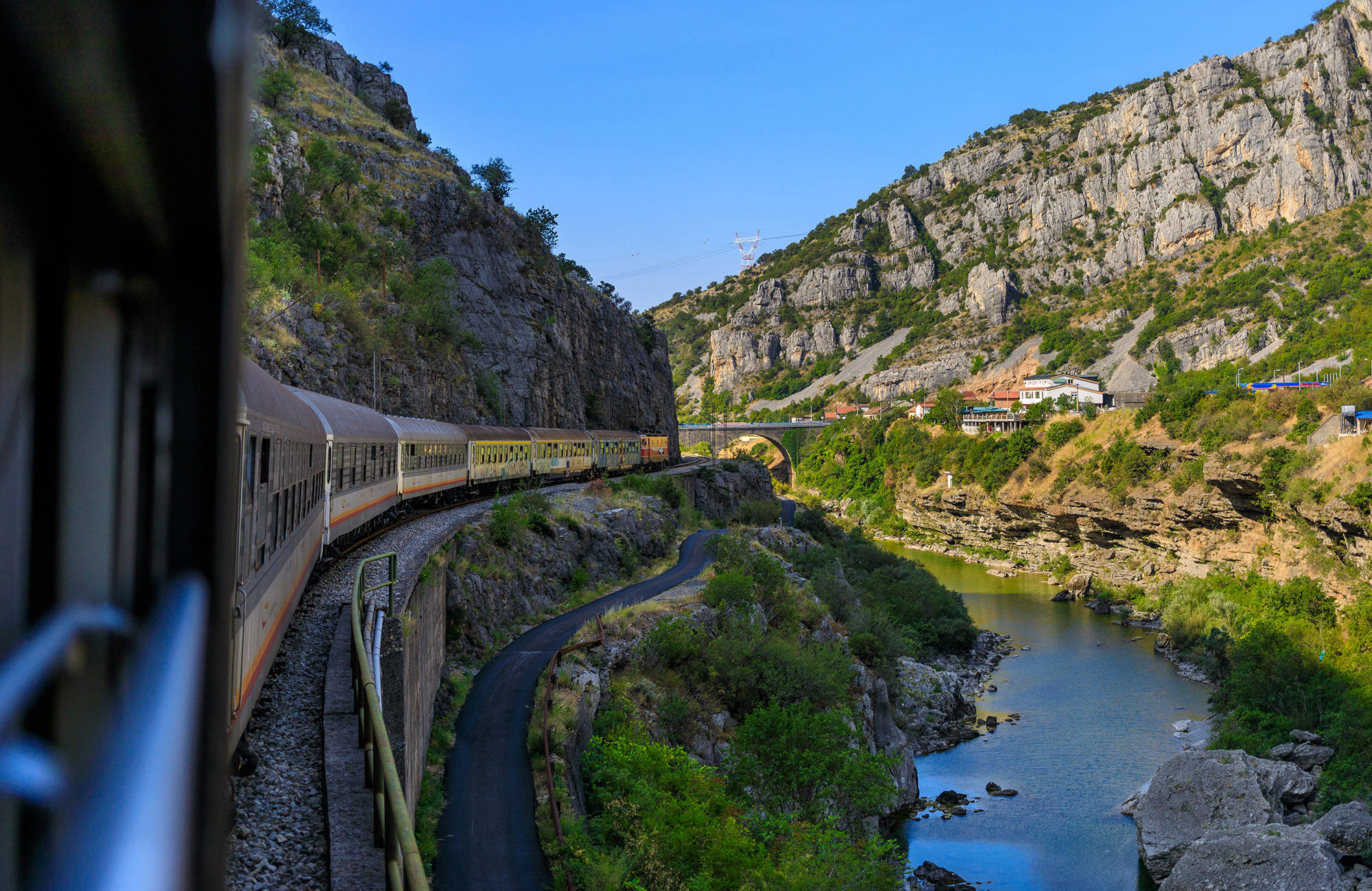 Trein rijdt door de bergen van Montenegro | Reizen naar Montenegro | KILROY