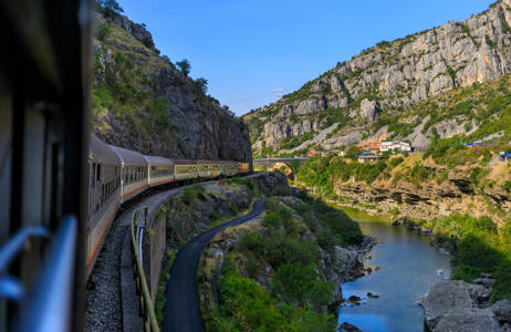 Trein rijdt door de bergen van Montenegro | Reizen naar Montenegro | KILROY