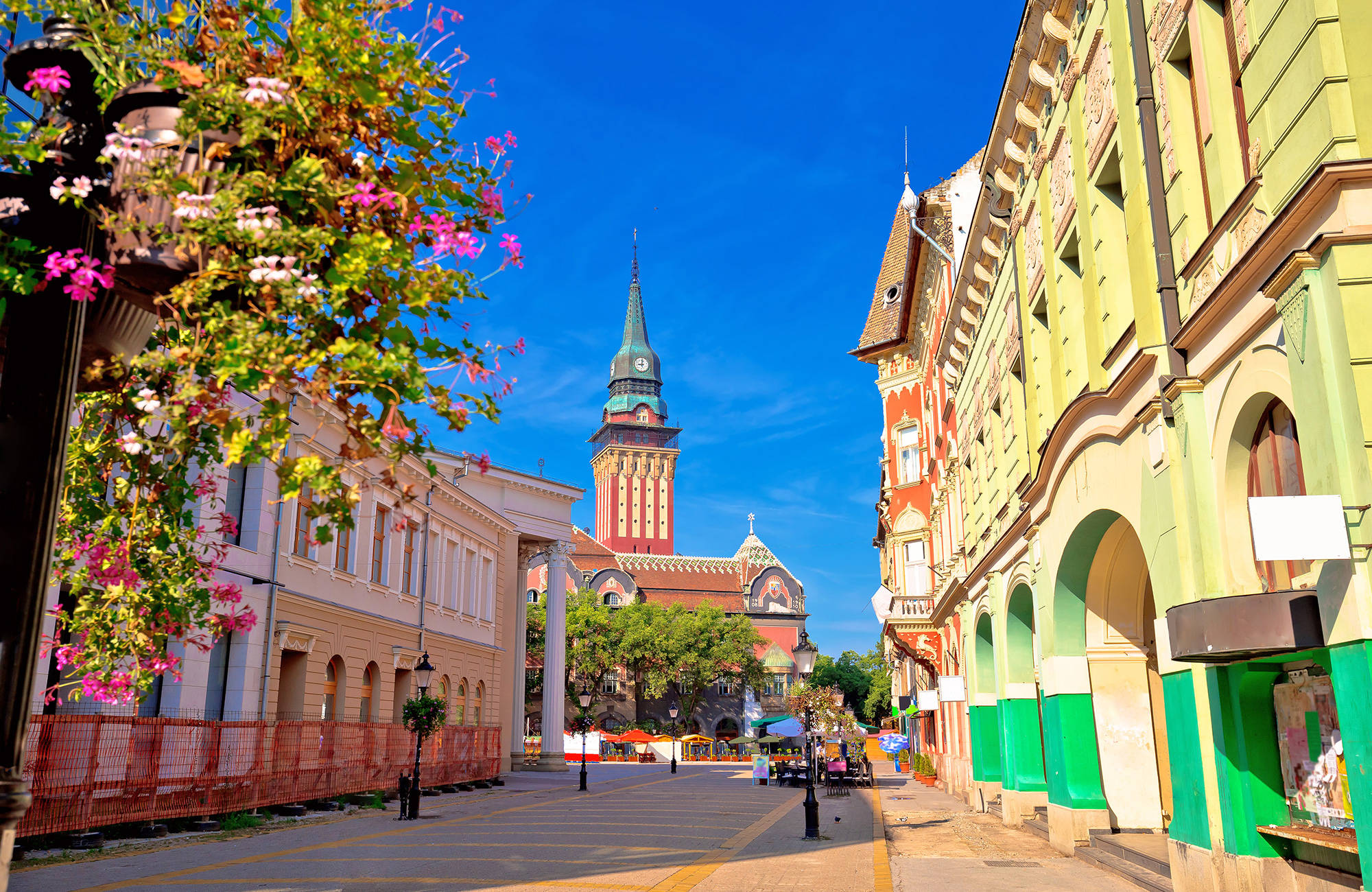 Subotica stadhuis en het hoofdplein Vojvodina | Reizen in Servië | KILROY