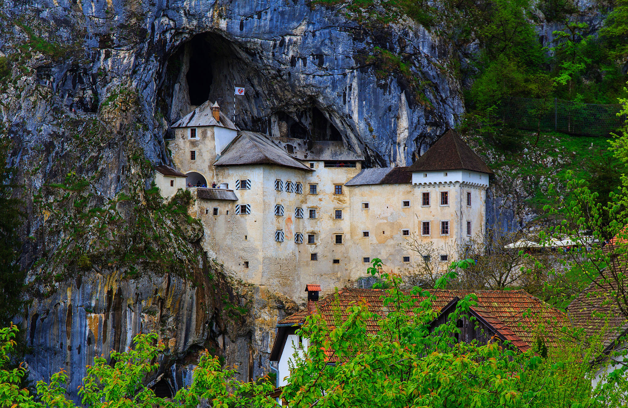 Uitzicht op Predjama kasteel | Reizen naar Slovenië | KILROY