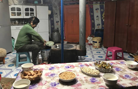 Local kookt eten in ger | Trans-Mongolië Express | Van Sint Petersburg naar Beijing | KILROY